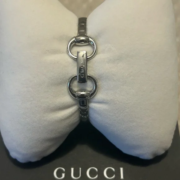 Gucci Women's Elegant Silver Watch - Picture 5 of 6